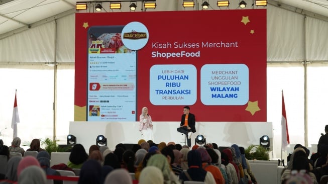 Business Development Lead ShopeeFood, Hansen Surya dan Pemilik Kebab Bosman, Deby Rahmita M., memaparkan materi dan kisah inspiratif menjadi Merchant ShopeeFood pada sesi workshop (Dok: Pribadi)