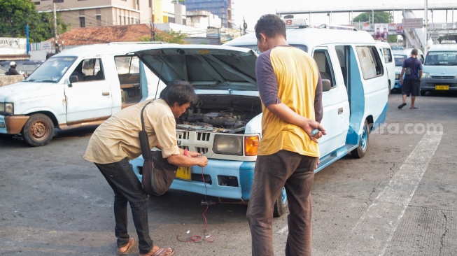 Sopir angkutan kota menunggu penumpang di Terminal Kampung Melayu, Jakarta, Jumat (14/2/2025). [Suara.com/Alfian Winanto]