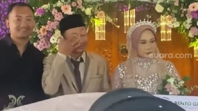 Heboh! Sepasang Pengantin Menangis Saat Diberi Hadiah Umrah Gratis