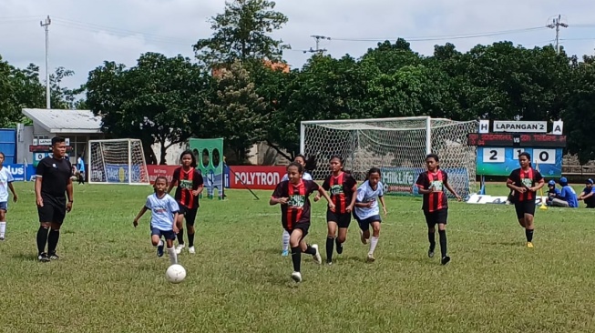 Peserta sepak bola putri di MilkLife Soccer Challenge 2025 pada Sabtu (15/2/2025). 