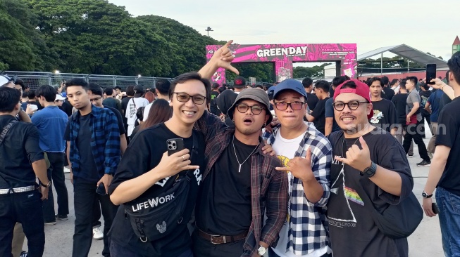 Penonton konser Green Day di Pantai Carnaval Ancol, Jakarta, Sabtu (15/2/2025) [Suara.com/Rena Pangesti]