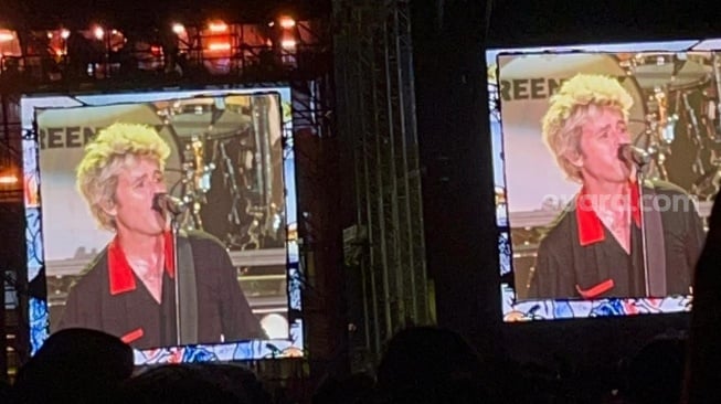 Green Day saat menggelar konser di Pantai Carnaval Ancol , Jakarta Utara, Sabtu (15/2/2025) [Suara.com/Rena Pangesti]