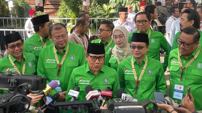 Ketum PKB Muhaimin Iskandar bersama jajaran pengurusnya tiba di Perayaan Puncak HUT Gerindra di SICC, Sentul, Kabupaten Bogor, Jabar, Sabtu (15/2/2025). [Suara.com/Yaumal]