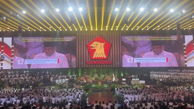 Bobby Nasution membacakan sumpah kader Gerindra dala perayaan puncak HUT partai tersebut yang digelar di SICC, Sentul, Kabupaten Bogor, Jawa Barat (Jabar), Sabtu (15/2/2025). [Suara.com/Yaumal]