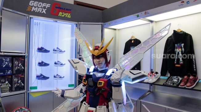 Model cosplayer gundam bergaya di depan booth dalam Jakarta Sneaker Day 2025 di Jakarta Convention Center (JCC) Senayan, Jakarta, Sabtu (15/2/2025). [Suara.com/Alfian Winanto]