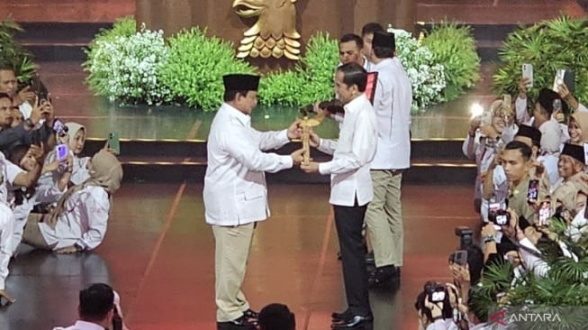 Presiden Prabowo Subianto memberikan keris cendera mata kepada Joko Widodo di perayaan HUT ke-17 Gerindra di SICC Sentul, Bogor, Jawa Barat, Sabtu (15/2/2025). [ANTARA/Livia Kristianti]