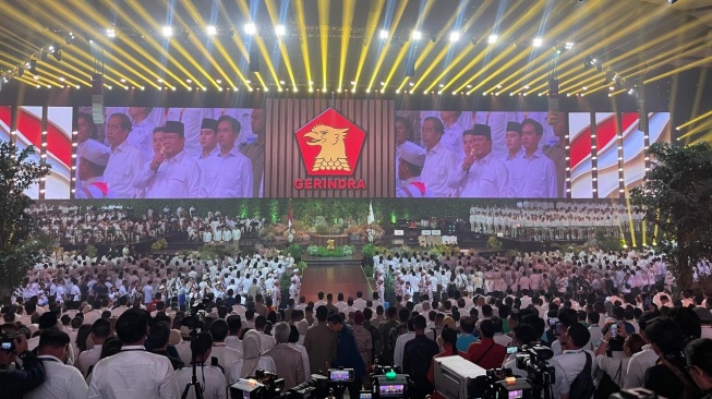 Presiden Prabowo Subianto bersama Presiden ke-7 RI Jokowi dan Wapres Gibran Rakabuming Raka di Puncak HUT Gerindra yang digelar di SICC, Sentul, Kabupaten Bogor, Jawa Barat, Sabtu (15/2/2025). [Suara.com/Yaumal]