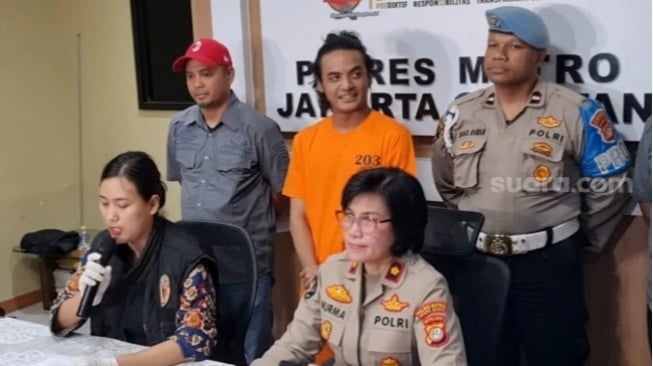 Vadel Badjideh diperkenalkan sebagai tersangka kasus tindak asusila terhadap Laura Meizani di Mapolres Metro Jakarta Selatan, Jumat (14/2/2025). [Suara.com/Adiyoga Priyambodo]