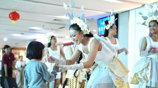 Ada Cupid Dan Cokelat Saat Hari Valentine di Bandara I Gusti Ngurah Rai