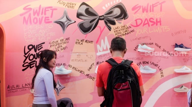 Pengunjung memilih sepatu dalam Jakarta Sneaker Day 2025 di Jakarta Convention Center (JCC) Senayan, Jakarta, Sabtu (15/2/2025). [Suara.com/Alfian Winanto]