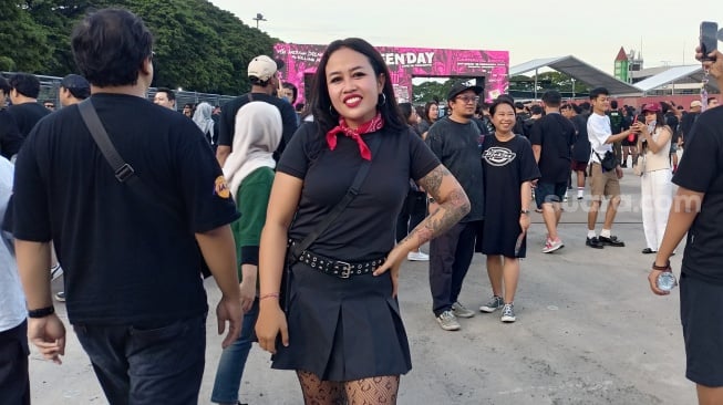 Putu, salah satu penonton konser Green Day asal Bali di Pantai Carnaval Ancol, Jakarta, Sabtu (15/2/2025) [Suara.com/Rena Pangesti]