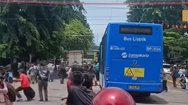 Penumpang Bus Transjakarta Berhamburan Usai Terhenti di Tengah Perlintasan Kereta Api Kebon Jeruk