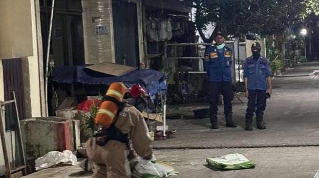 Petugas Disdamkarmat Kota Bekasi menangani limbah berbahaya dan beracun (B3) jenis kaporit di Jalan Mawar I Blok F 37, RT 05/RW 14, Kelurahan Duren Jaya, Kota Bekasi. [Dok Disdamkarmat Kota Bekasi]