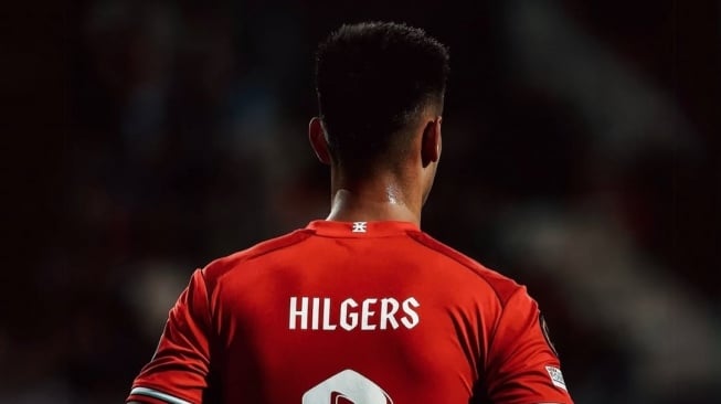 Bek keturunan milik Timnas Indonesia, Mees Hilgers saat bermain untuk FC Twente. [Dok. Instagram/@meeshilgerss]