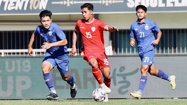 Pemain Timnas Indonesia U-20, Marselinus Ama Ola memberi assist ciamik untuk gol Jens Raven ke gawang Uzbekisstan U-20 di Piala Asia U-20 2025. [Dok. Ig/@marselinusamaola]