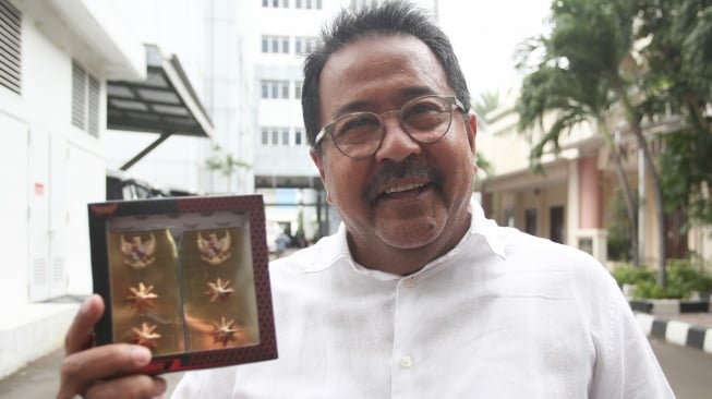 Wakil Gubernur Daerah Khusus Jakarta terpilih Rano Karno menunjukan tanda pangkat usai menjalani tes kesehatan dan pengambilan tanda pangkat di Kantor Kemendagri, Jakarta, Minggu (16/2/2025). [ANTARA FOTO/Muhammad Iqbal/YU]