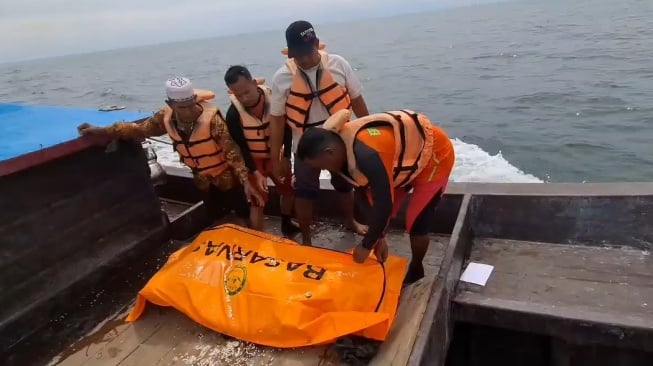 Jatuh ke Laut Saat Mengikat Tali Pukat, Nelayan Asal Asahan Ditemukan Tewas