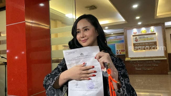 Denise Chariesta usai membuat laporan ke Polres Metro Jakarta Selatan, Minggu (16/2/2025). [Suara.com/Tiara Rosana]