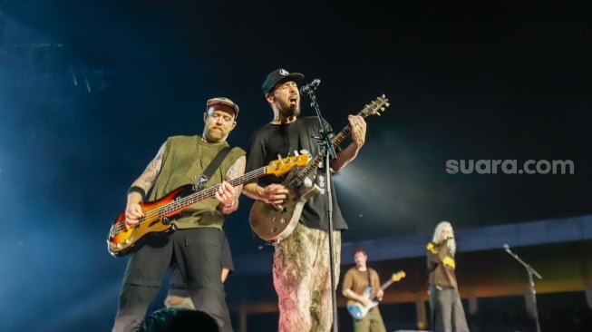 Grup Band Linkin Park tampil pada konser yang bertajuk "From Zero World Tour" di Stadion Madya, Jakarta, Minggu (16/2/2025). [Suara.com/Alfian Winanto] 