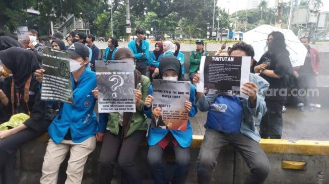 Penampakan poster protes dari Forum Mahasiswa Menggugat yang berdemonstrasi di Jakarta. (Suara.com/Moh Reynaldi Risahondua)