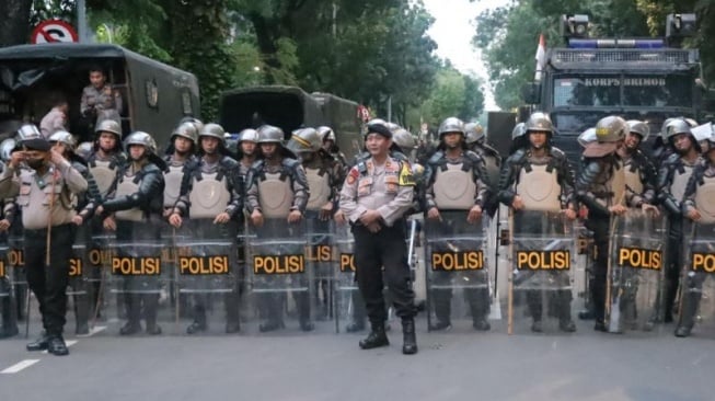 Personel Polres Metro Jakarta Pusat saat bersiaga untuk mengawal unjuk rasa di Jakarta, Senin (17/2/2025). (Foto dok. Humas Polres Metro Jakpus)