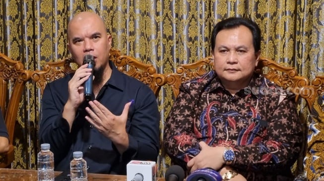 Ketua Dewan Pembina AKSI, Ahmad Dhani dan kuasa hukum AKSI, Minola Sebayang. 