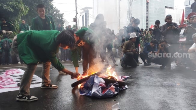 Aksi mahasiswa bertajuk 'Indonesia Gelap', Senin (17/2/2025). (Suara.com/Moh Reynaldi Risahondua)