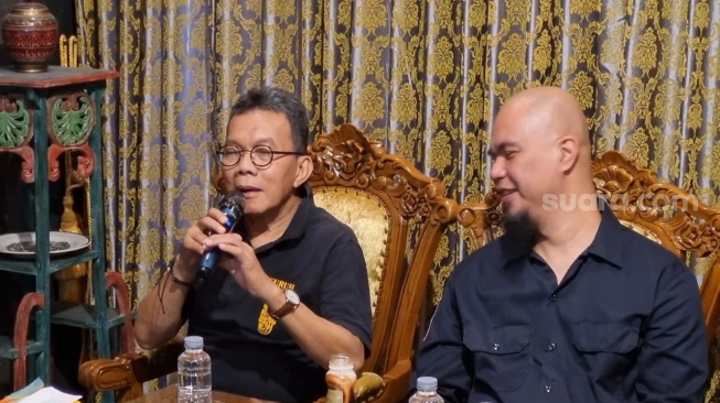 Pencipta lagu Nuansa Bening, Keenan Nasution, dan Ketua Dewan Pembina AKSI di kawasan Fatmawati, Jakarta, Senin (17/2/2025) [Suara.com/Adiyoga Priyambodo].