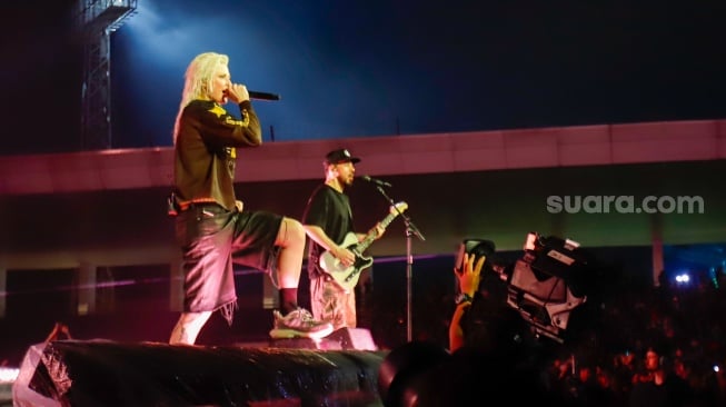 Grup Band Linkin Park tampil pada konser yang bertajuk "From Zero World Tour" di Stadion Madya, Jakarta, Minggu (16/2/2025). [Suara.com/Alfian Winanto] 