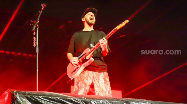 Grup Band Linkin Park tampil pada konser yang bertajuk "From Zero World Tour" di Stadion Madya, Jakarta, Minggu (16/2/2025). [Suara.com/Alfian Winanto] 