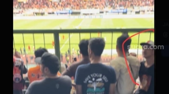 Viral tampang terduga pemeras sejoli saat lag Persija vs Persib di Stadion Patriot, Bekasi. (tangkapan layar/ist)