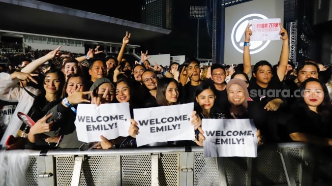 Ekspresi para penonton menunggu penampilan Linkin Park pada konser yang bertajuk "From Zero World Tour" di Stadion Madya, Jakarta, Minggu (16/2/2025). [Suara.com/Alfian Winanto] 