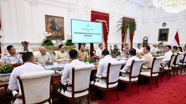 Presiden Prabowo rapat sembari makan siang dengan jajaran menteri Kabinet Merah Putih. (Foto: Cahyo - Biro Pers Sekretariat Presiden)