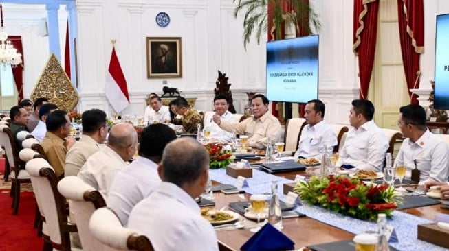 Presiden Prabowo rapat sembari makan siang dengan jajaran menteri Kabinet Merah Putih. (Foto: Cahyo - Biro Pers Sekretariat Presiden)