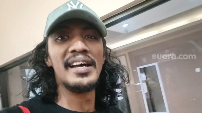 Martin Badjideh di Polres Metro Jakarta Selatan, pada Selasa (18/2/2025). [Suara.com/Rena Pangesti]