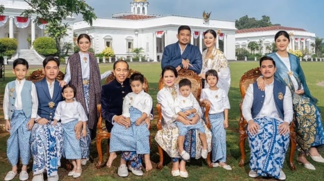 Bak Keluarga Kerajaan! Potret Jokowi dan Keluarga di Istana Curi Perhatian dengan Batik Bernuansa Biru