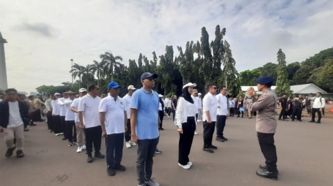 Para kepala daerah sedang mengikuti latihan baris-berbaris di Monas, Jakarta, Selasa (18/2/2025). ANTARA/Narda Margaretha Sinambela.