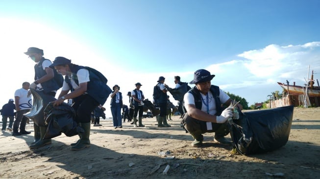 Relawan Bakti BUMN Sapu Bersih Sampah di Pantai Lampu Satu Merauke