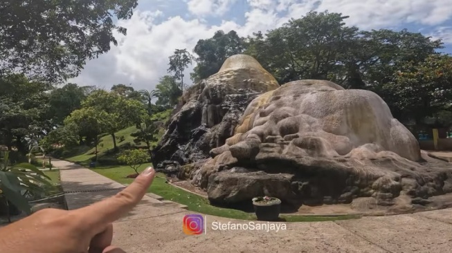 Penampakan Gunung Kapur, salah satu gunung di Parung, Bogor, Jawa Barat. Firdaus Oiwobo sempat mengklaim memiliki gunung di daerah Parung. [YouTube/Stefano Sanjaya]