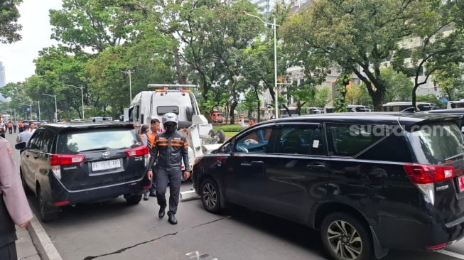 Istana Macet Parah Gegara Parkir Sembarangan saat Acara Kepala Daerah di Monas, Mobil Plat Merah Diderek Dishub!