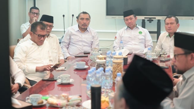 Ketua Umum Pengurus Besar Nahdlatul Ulama (PBNU), KH Yahya Cholil Staquf atau Gus Yahya, menerima kunjungan Direktur Jenderal Penyelenggaraan Haji dan Umroh Kementerian Agama (Dirjen PHU Kemenag), Prof. Hilman Latief, di kantor PBNU, Jakarta Pusat, Selasa (18/2/2025) [Kemenag]. 