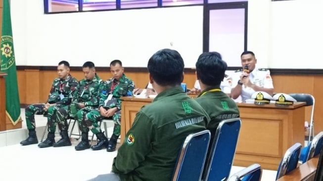 Penasihat hukum saat hendak menyampaikan permintaan maaf dari para terdakwa kepada dua saksi yang merupakan anak dari bos rental mobil Ilyas Abdurrahman yaitu Agam Muhammad Nasrudin dan Rizky Agam Syahputra di Pengadilan Militer II-08 Jakarta, Cakung, Jakarta Timur, Selasa (18/2/2025). (ANTARA/Siti Nurhaliza)