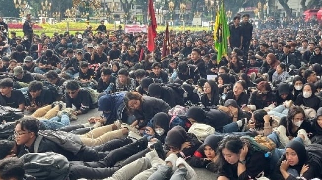 Aksi Tiarap Mahasiswa di Gedung DPRD Malang, Ternyata Ini Arti di Baliknya