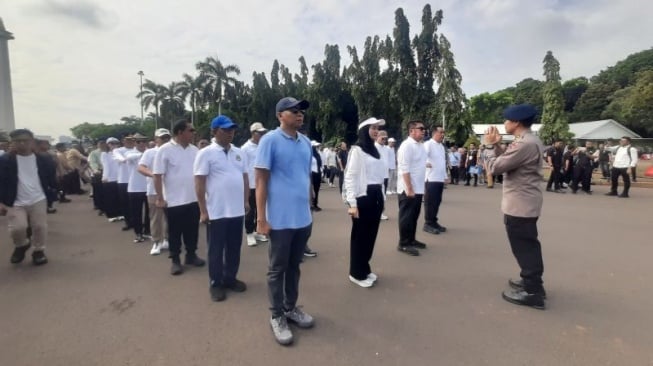 Para kepala daerah sedang mengikuti latihan baris-berbaris di Monas, Jakarta, Selasa (18/2/2025). (ANTARA/Narda)