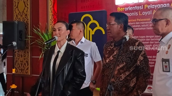 Agnez Mo dan Supratman Andi Agtas, Menteri Hukum di Kemenkum, Kuningan, Jakarta Selatan pada Rabu (19/2/2025). [Suara.com/Rena Pangesti]