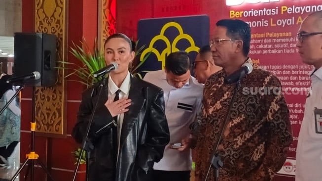 Agnez Mo dan Supratman Andi Agtas, Menteri Hukum di Kemenkum, Kuningan, Jakarta Selatan pada Rabu (19/2/2025). [Suara.com/Rena Pangesti]