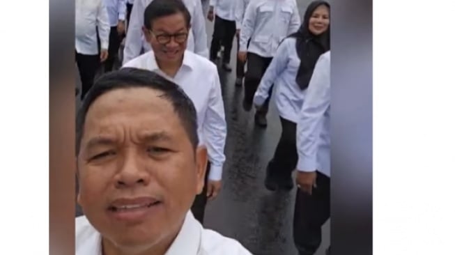 Gladi Bersih Pelantikan Kepala Daerah, Dedi Mulyadi Ngevlog Sambil Hujan-hujanan: Semangat Barisnya Dong