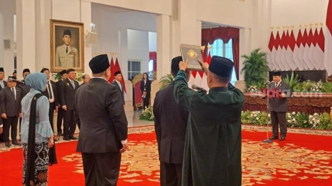 Presiden RI Prabowo Subianto melantik Prof Brian Yuliarto sebagai Menteri Pendidikan Tinggi, Sains, dan Teknologi (Mendiktisaintek). (Suara.com/Novian)