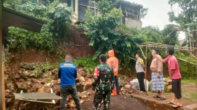 Hujan Deras Picu Longsor di Kampung Cipariuk dan Legoknyenang Sukabumi, Sejumlah Rumah Warga Terancam