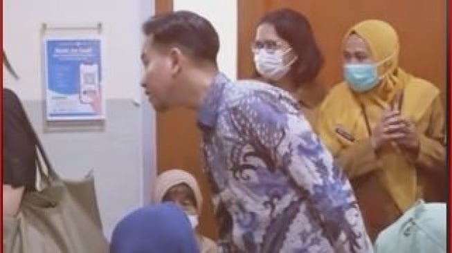 Gibran Blusukan ke Puskesmas, Postur Tubuh Saat Sapa Warga Jadi Sorotan